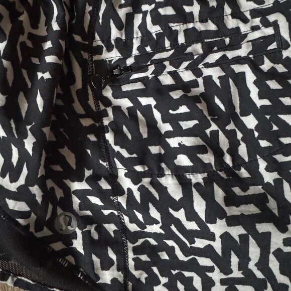 Lululemon Black‎ White Print Hotty Shorts Size 6 - Picture 4 of 5